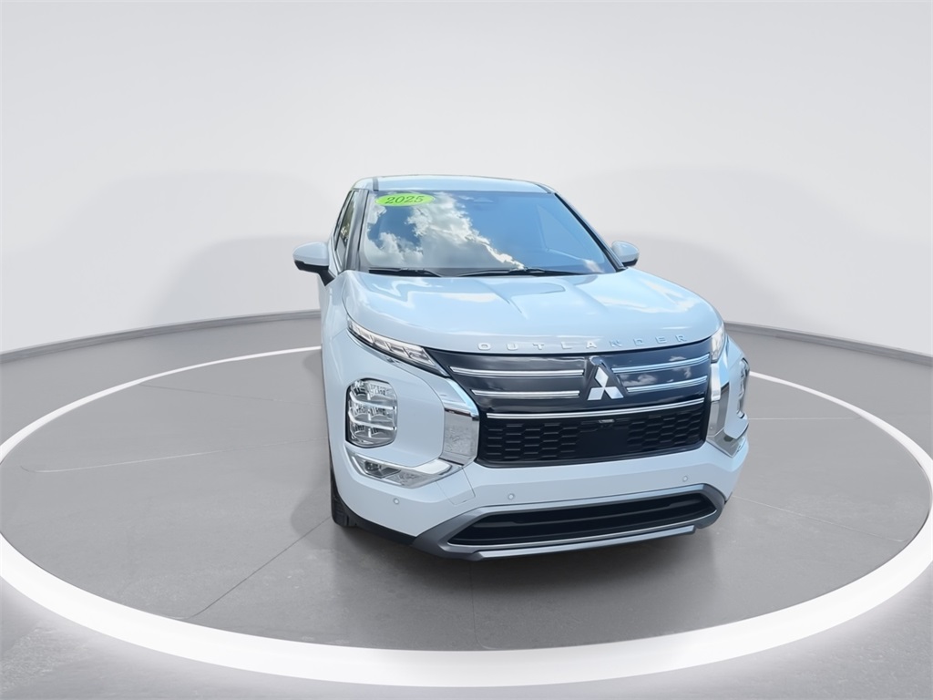 2025 Mitsubishi Outlander SE photo 3