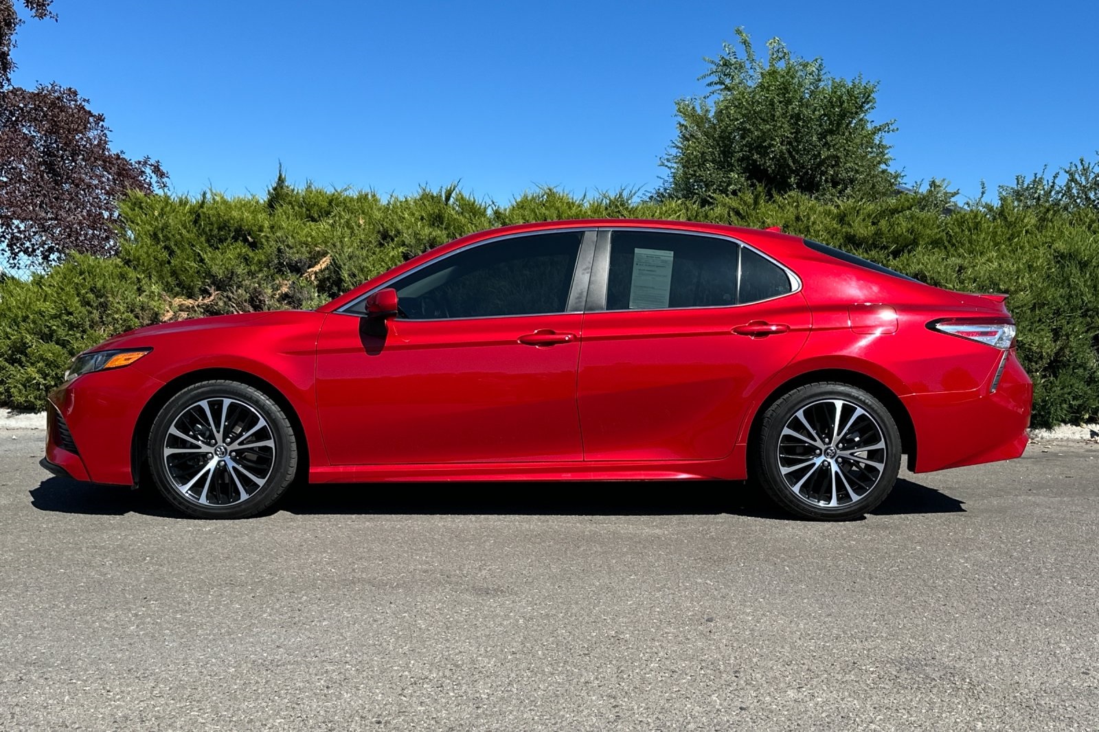 2020 Toyota Camry SE photo 7
