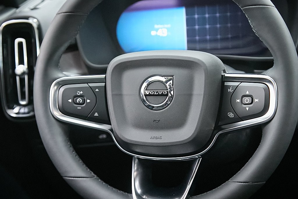 2023 VOLVO XC40 - Image 25