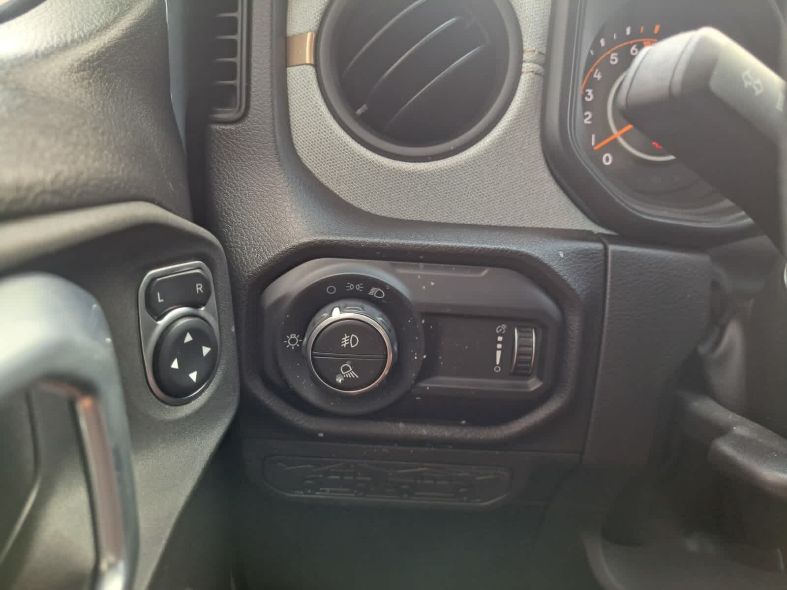 2024 Jeep Gladiator Sport photo 13