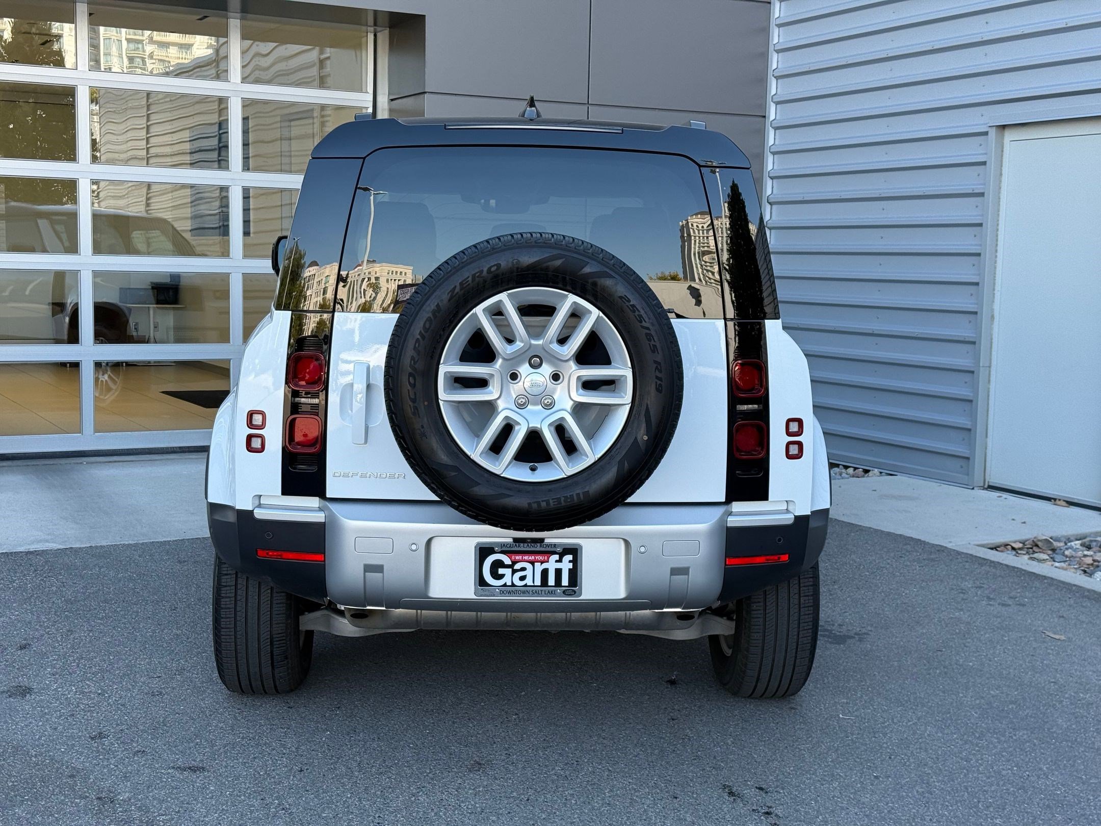 2025 Land Rover Defender 110 S photo 4