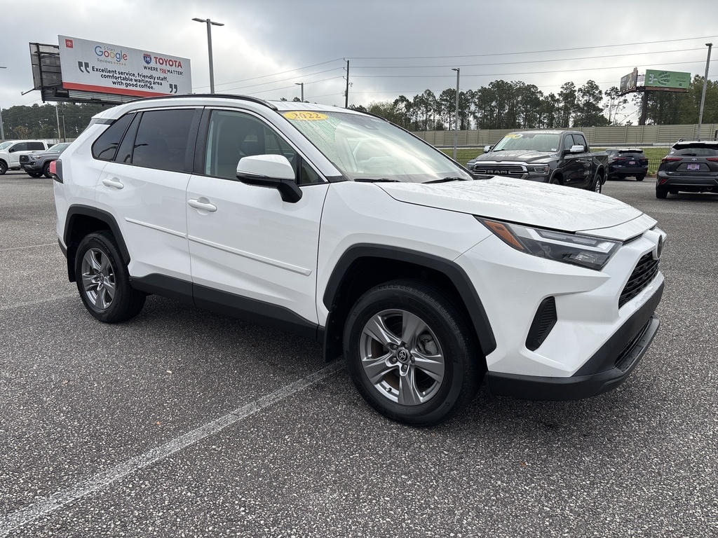 2022 Toyota RAV4 XLE photo 7