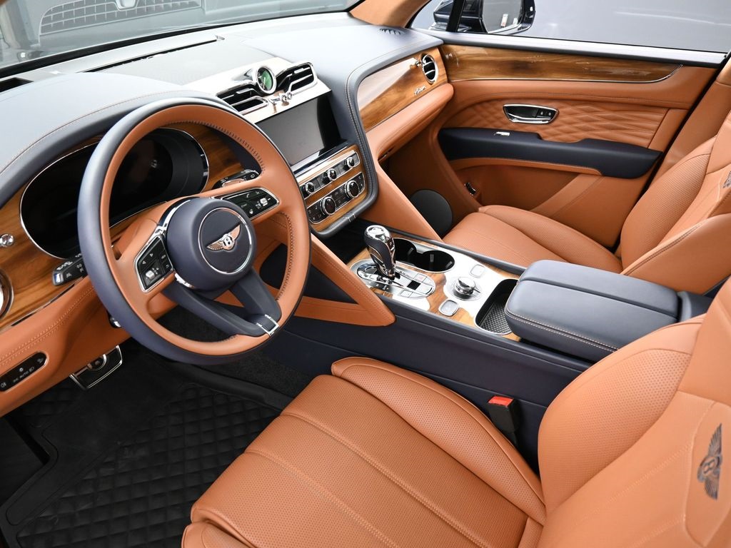 2024 Bentley Bentayga V8 photo 3