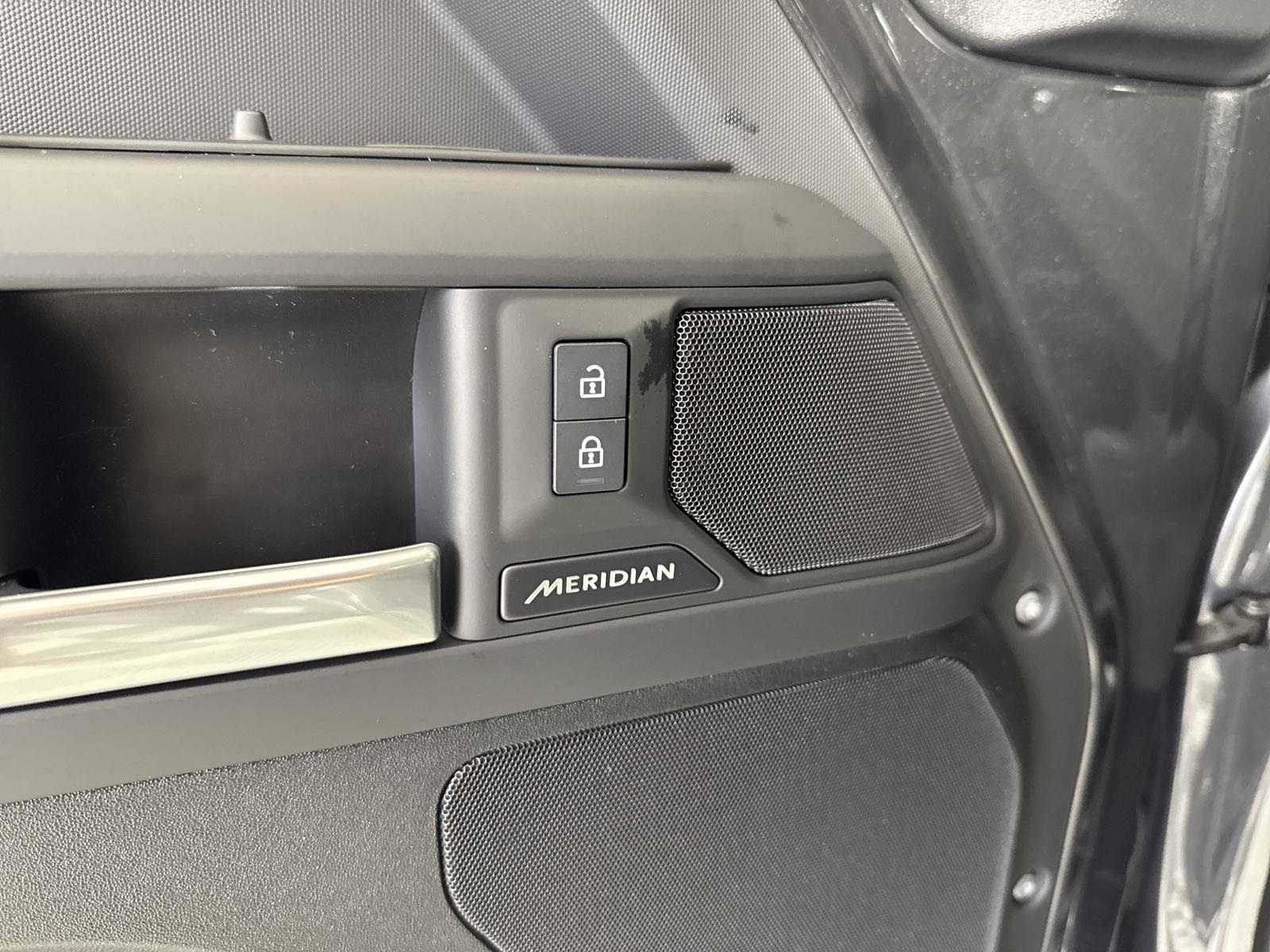2025 Land Rover Defender 110 S photo 19