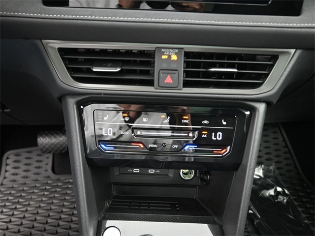 2025 Volkswagen Taos SE photo 3
