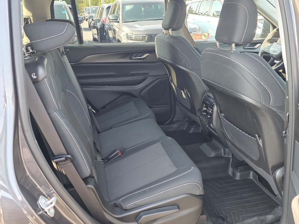 2023 Jeep Cherokee Laredo photo 18