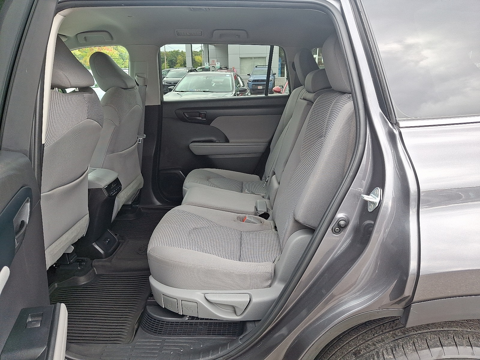 2022 Toyota Highlander Hybrid LE photo 9