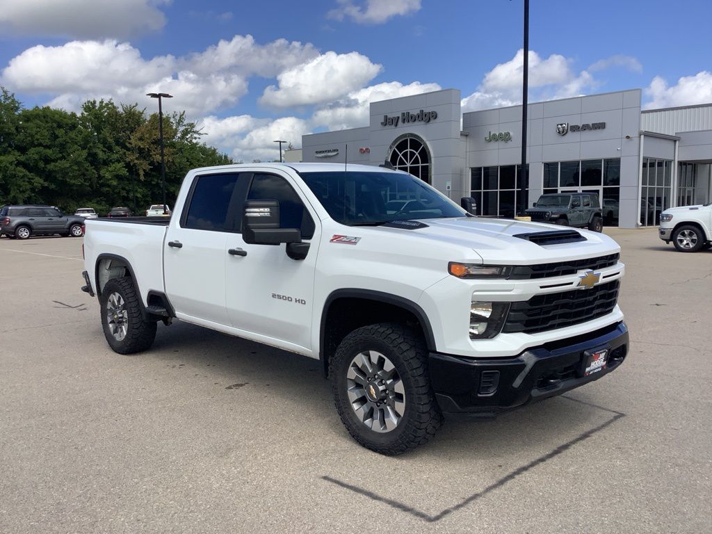 2024 Chevrolet Silverado 2500HD Custom photo 2