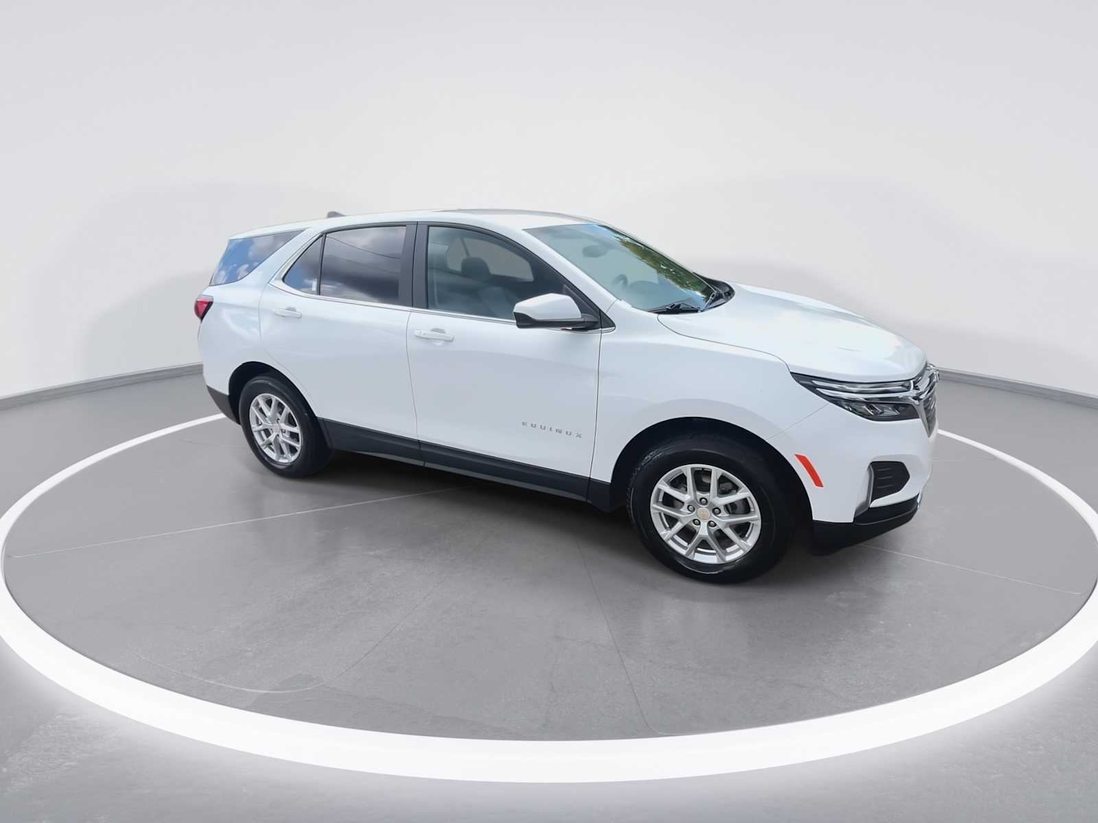 2023 Chevrolet Equinox LT photo 2