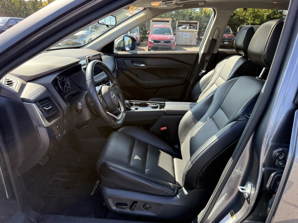 2023 Nissan Rogue SV photo 18