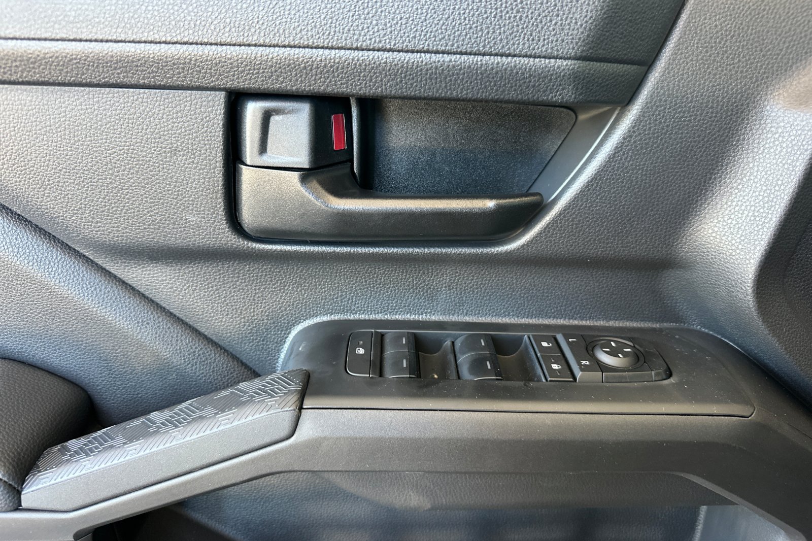 2025 Toyota Tacoma SR5 photo 8