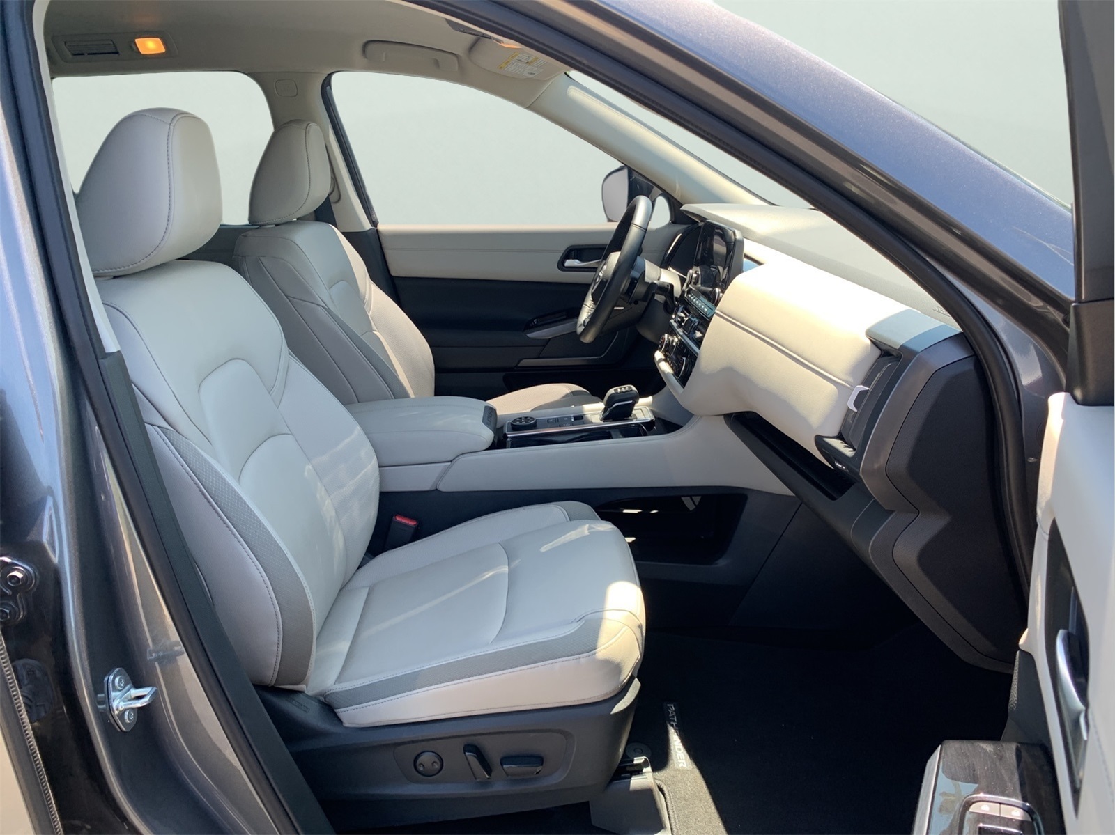 2024 Nissan Pathfinder SL photo 17