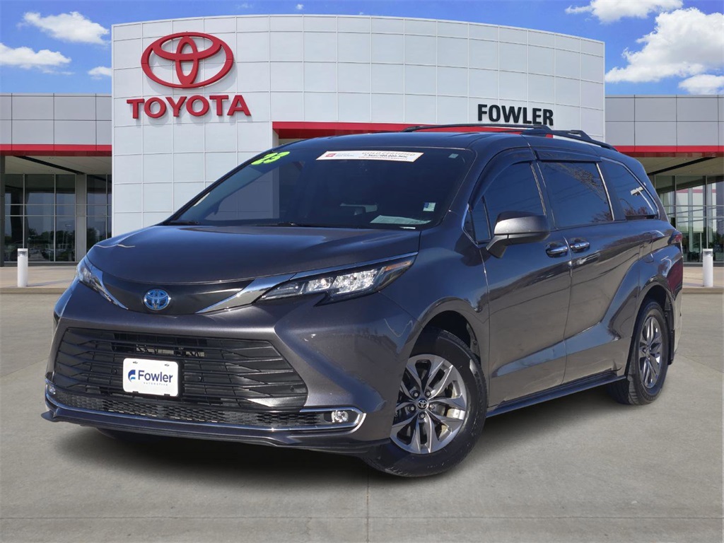 2023 Toyota Sienna XLE's photo