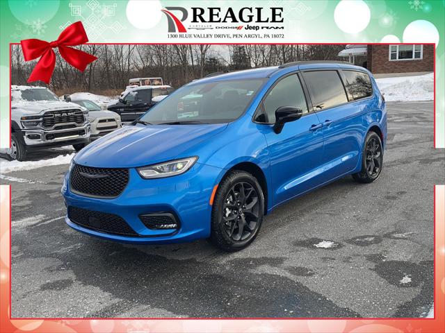 2026 Chrysler Pacifica Select's photo