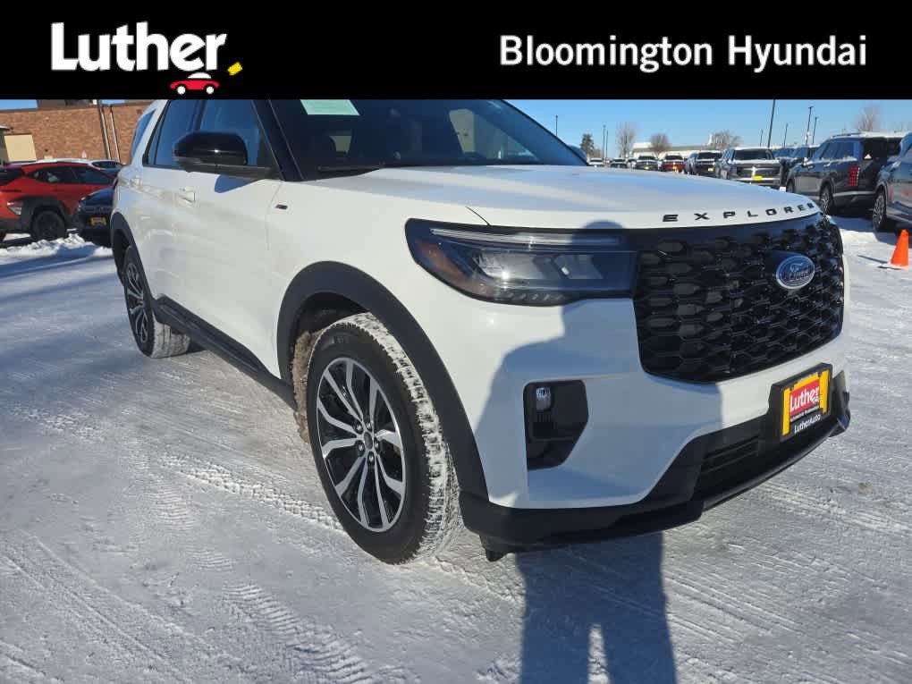 2025 Ford Explorer ST-LINE's photo