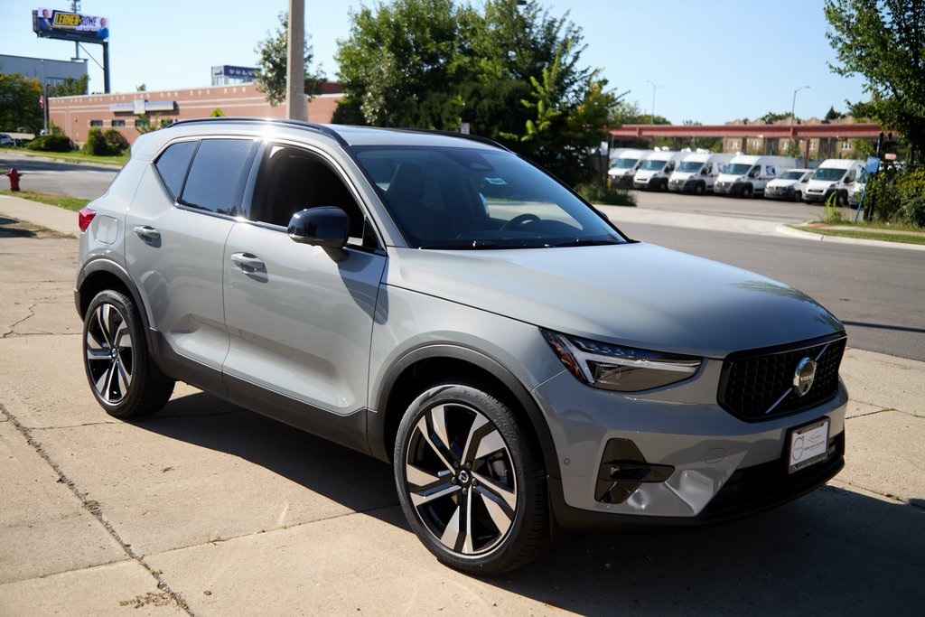 2026 VOLVO XC40 - Image 3