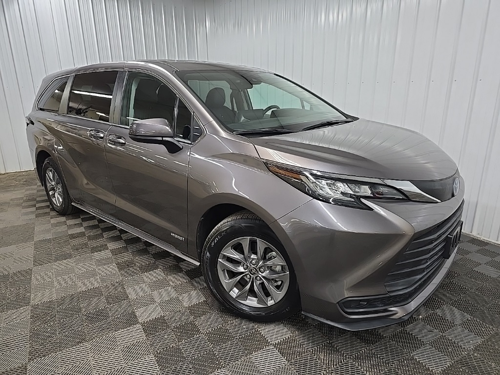 2021 Toyota Sienna LE photo 7