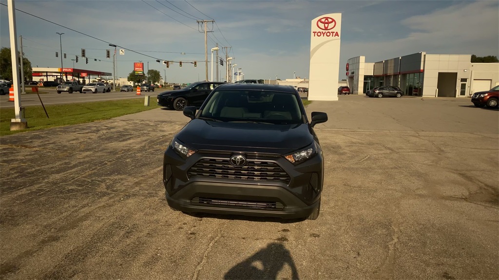 2022 Toyota RAV4 LE photo 3