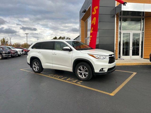 Used 2015 Toyota Highlander LE Plus with VIN 5TDBKRFH4FS177032 for sale in Plymouth, WI