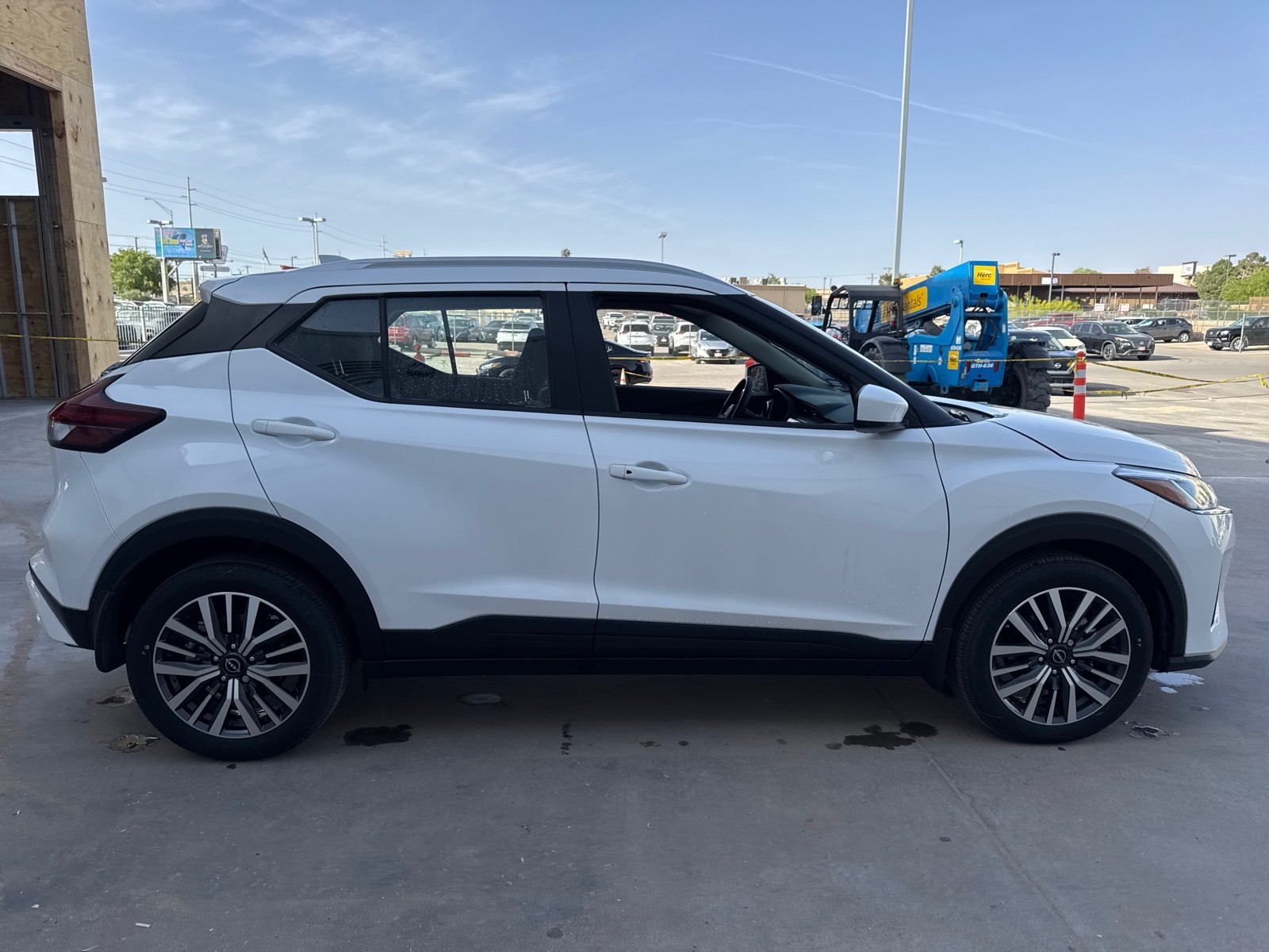 Used 2024 WHITE Nissan SV image 3