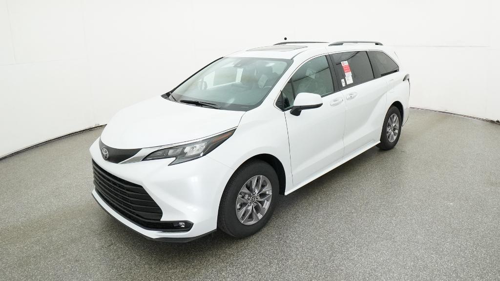 2026 Toyota Sienna XLE's photo
