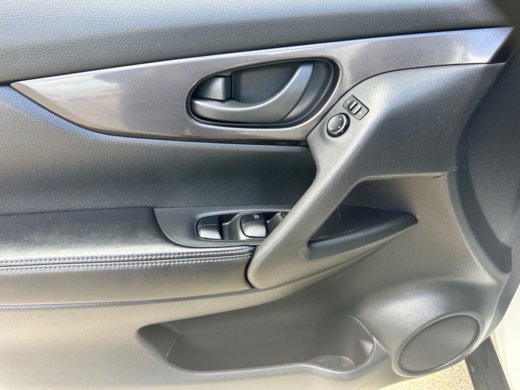 2019 Nissan Rogue S AWD photo 8