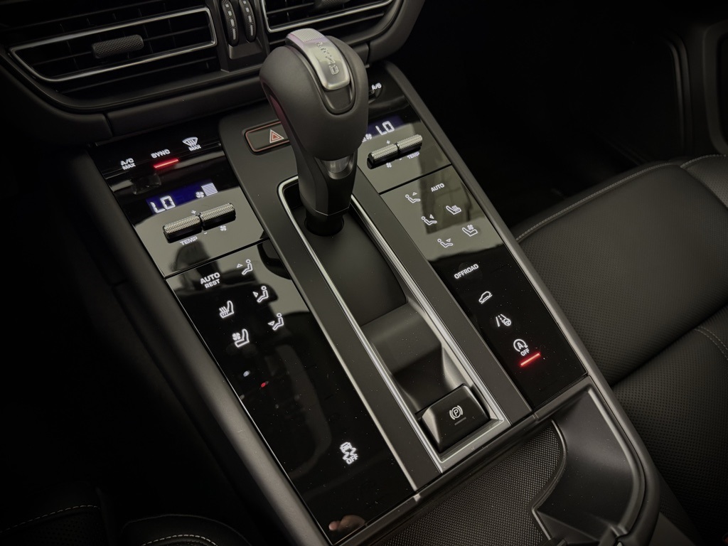 2025 Porsche Macan T photo 27