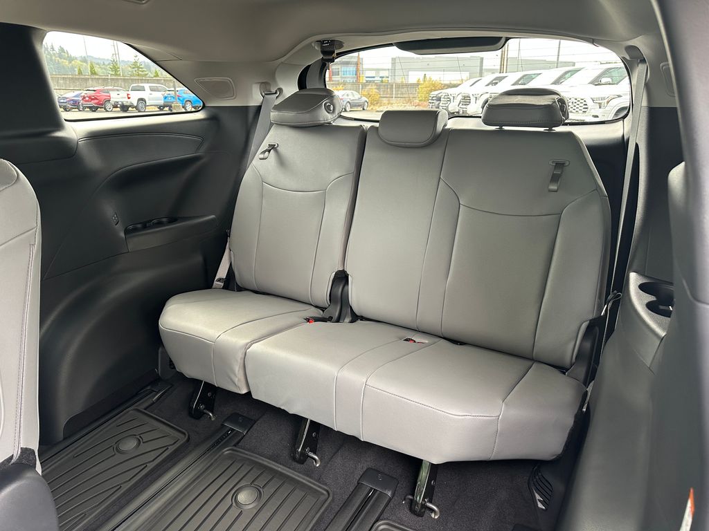 2025 Toyota Sienna XLE photo 15