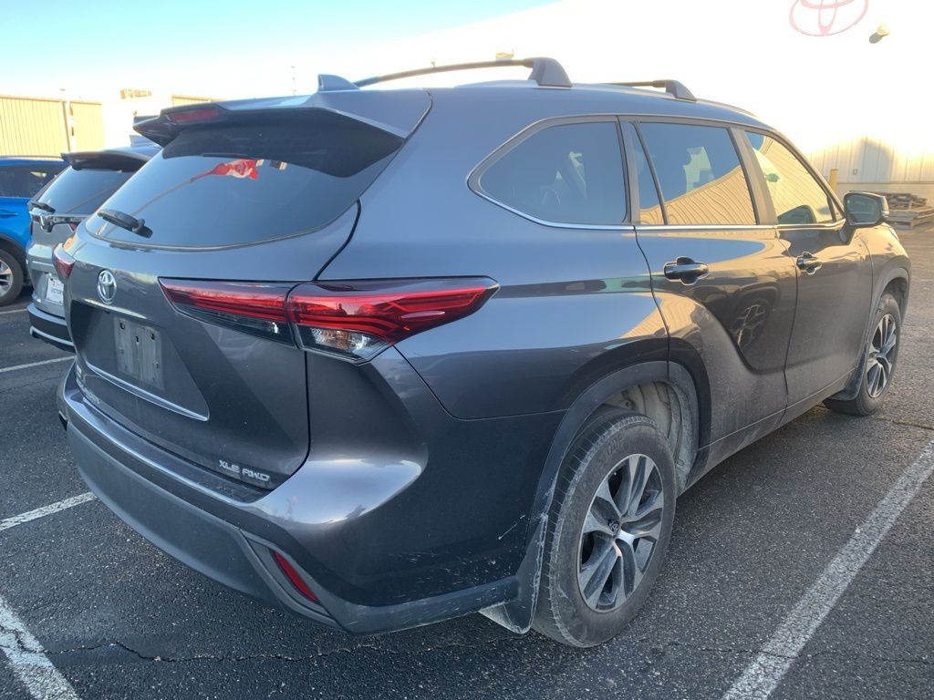 2024 Toyota Highlander XLE photo 2