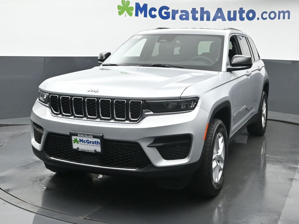 2025 Jeep Grand Cherokee Laredo X photo 3