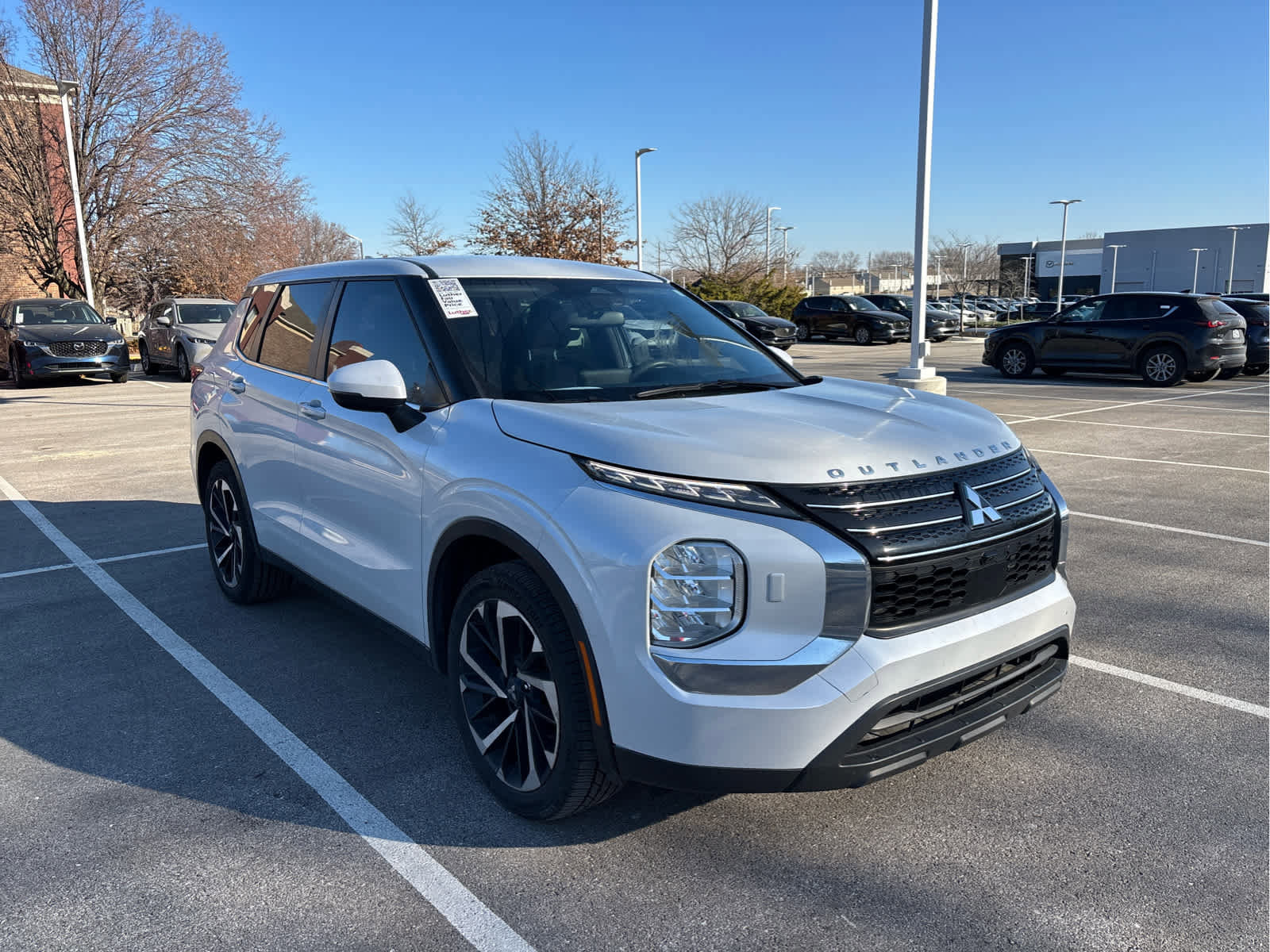 2022 Mitsubishi Outlander ES's photo