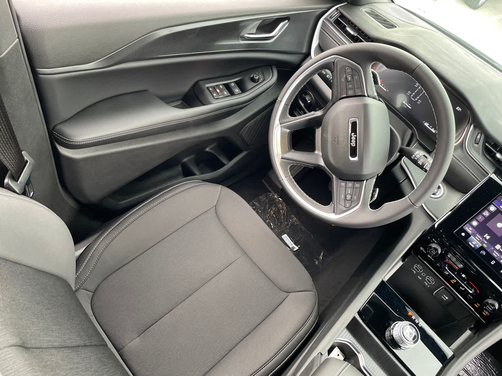 2025 Jeep Grand Cherokee Laredo photo 12