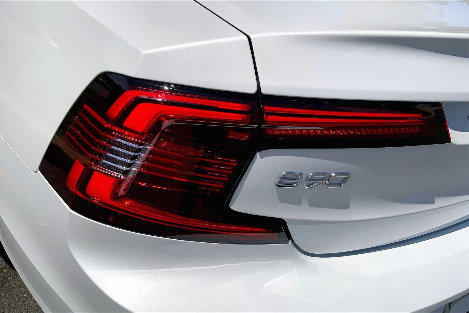 2022 Volvo S90 Momentum photo 27
