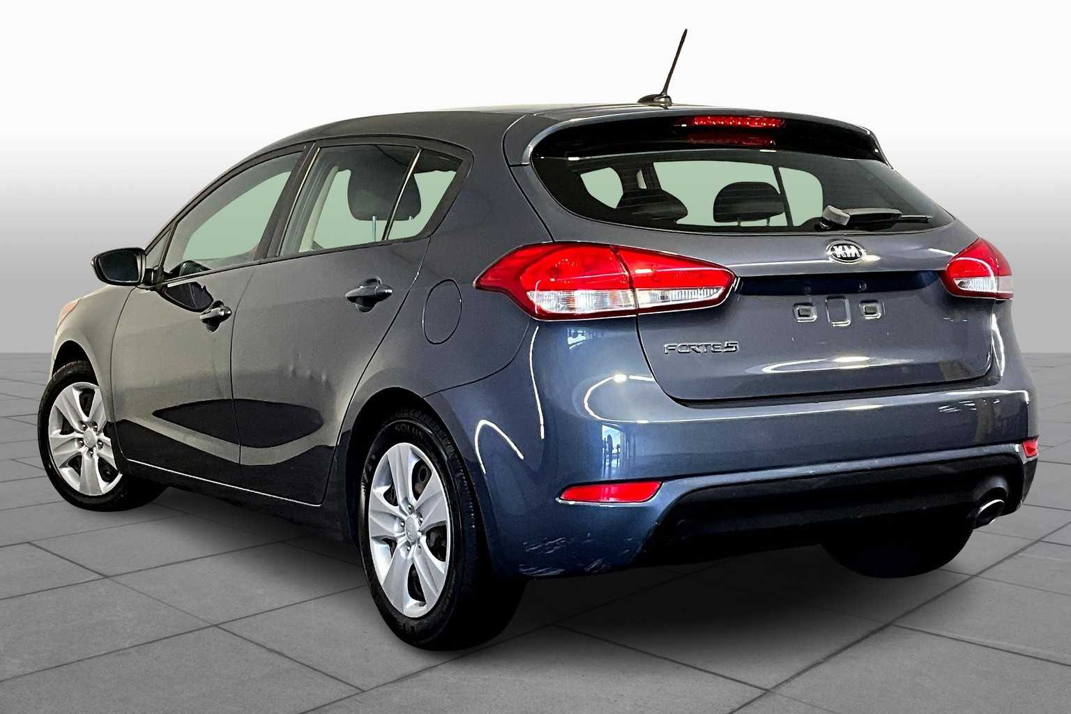 2016 Kia Forte 5-Door LX photo 11