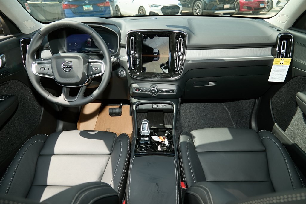 2026 VOLVO XC40 - Image 17