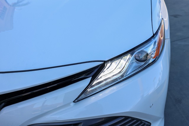 2018 Toyota Camry Hybrid XLE photo 8