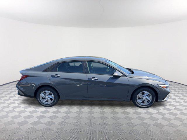 2025 Hyundai Elantra SE photo 4
