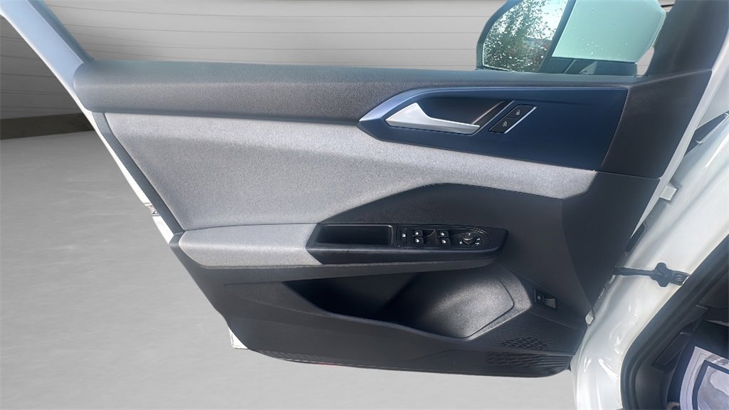 2023 Volkswagen Taos SE photo 16