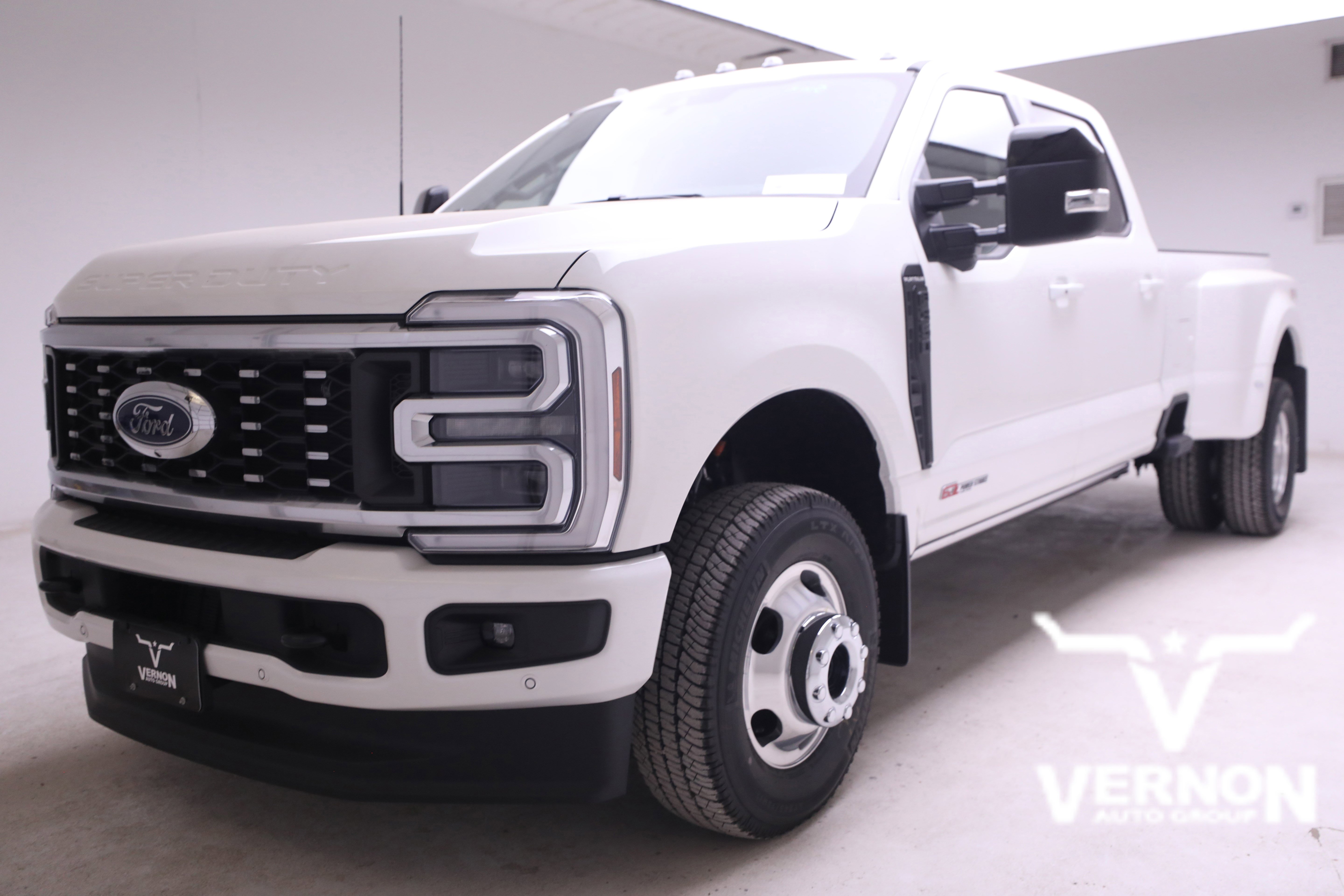 2026 Ford F-350 Super Duty Platinum's photo