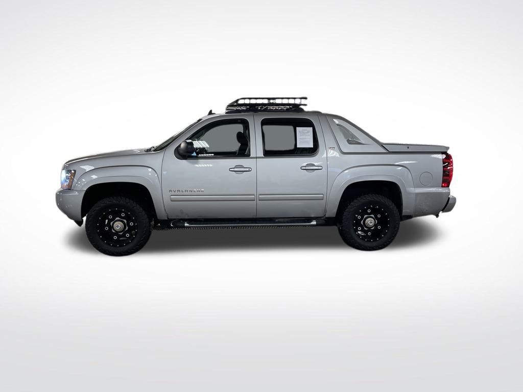 2011 Chevrolet Avalanche LT photo 2