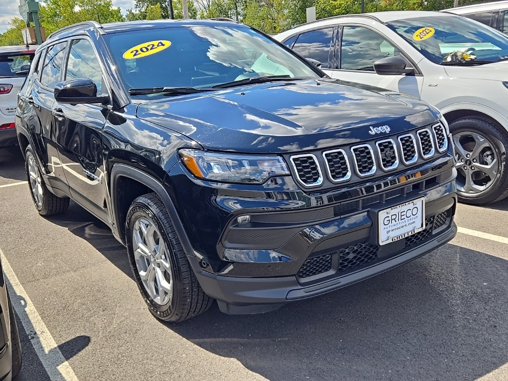 2024 Jeep Compass Latitude photo 2