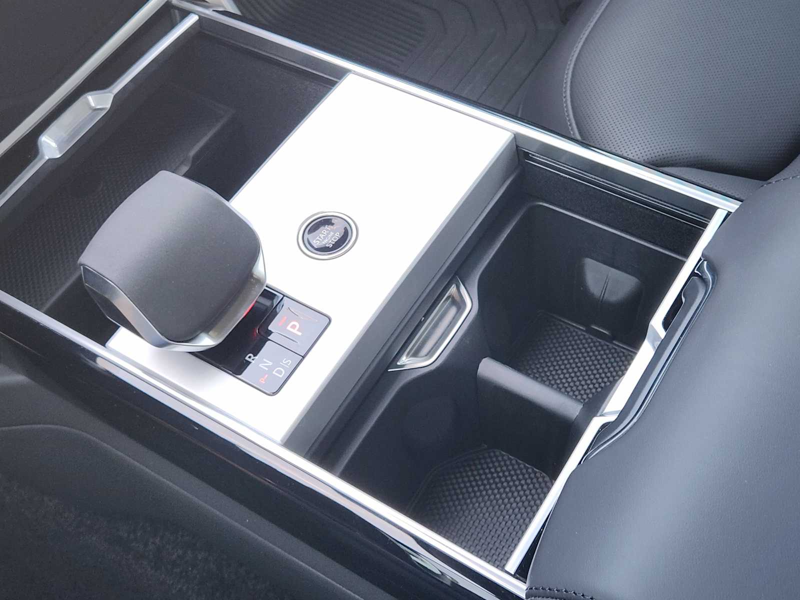 2025 Land Rover Range Rover SE photo 16
