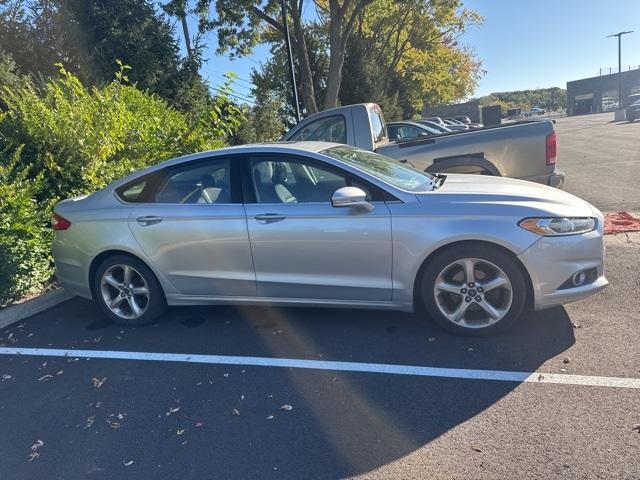 2016 Ford Fusion SE photo 2