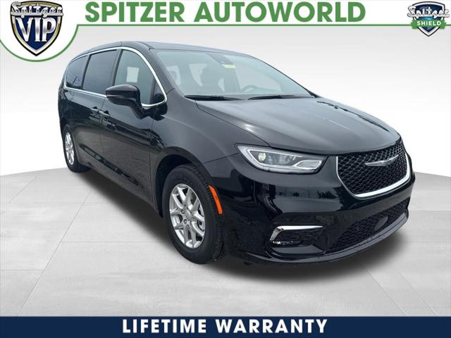 2026 Chrysler Pacifica Select's photo