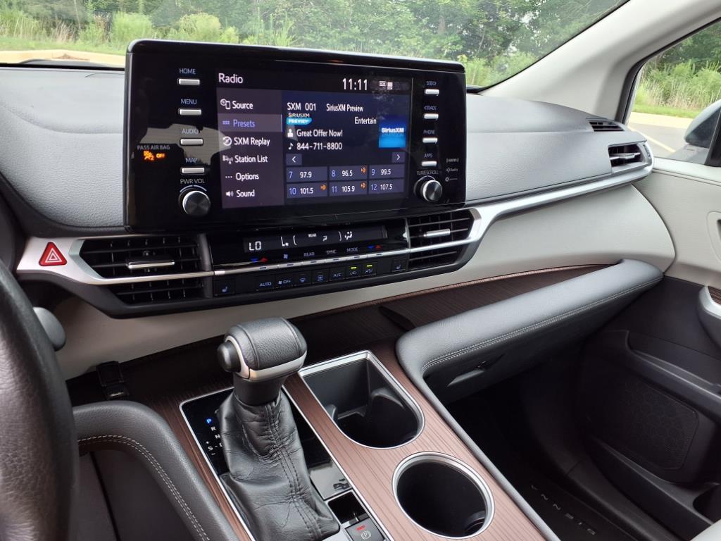 2021 Toyota Sienna XLE photo 7