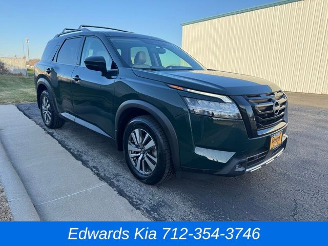 2022 Nissan Pathfinder SL photo 3