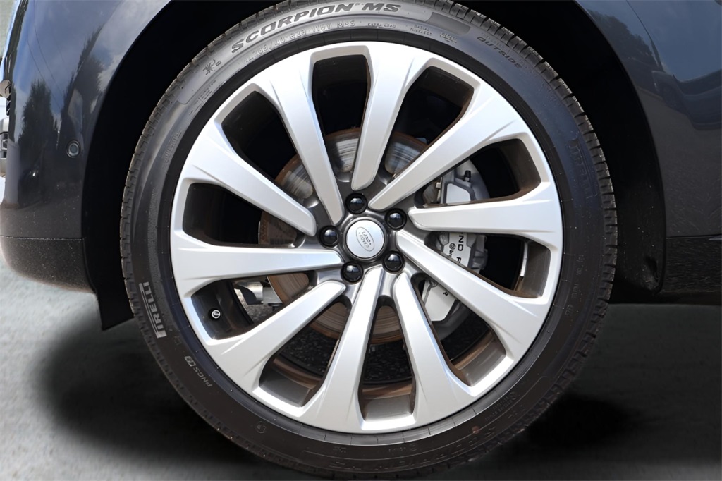 2025 Land Rover Range Rover SE photo 9