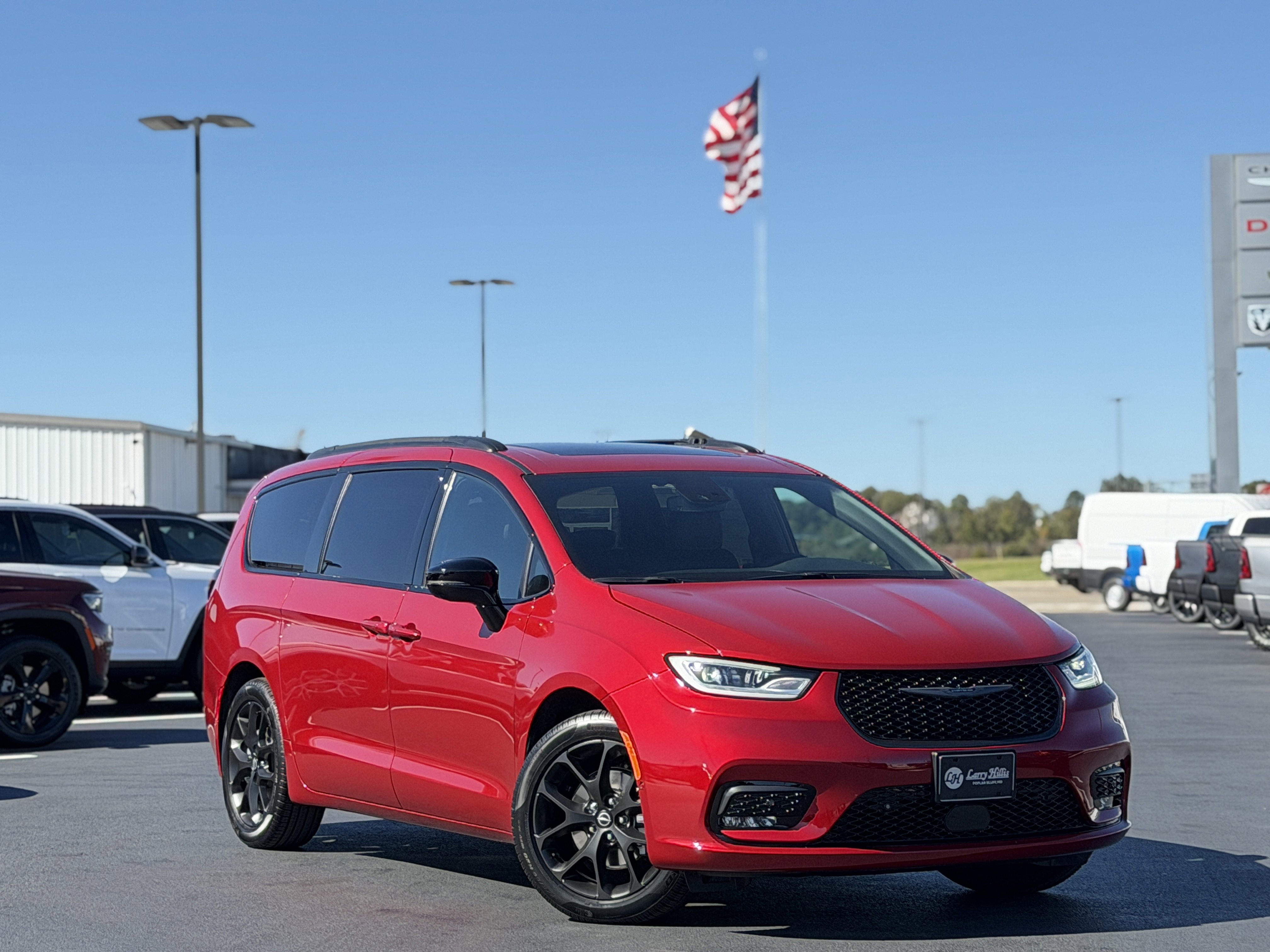 2026 Chrysler Pacifica Select's photo