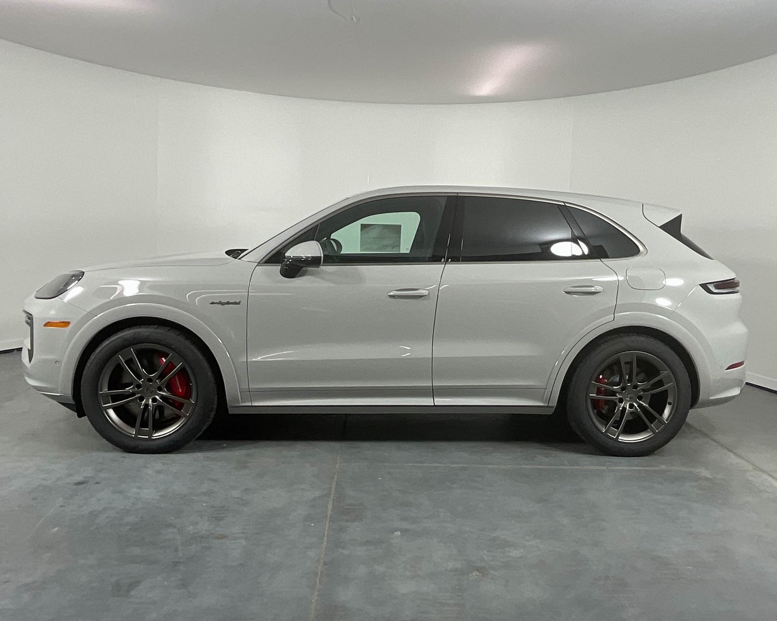 2025 Porsche Cayenne E-Hybrid Turbo photo 2