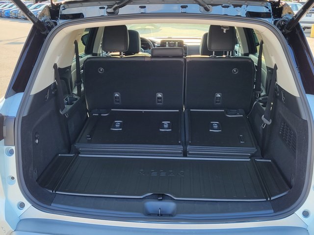 2025 Nissan Pathfinder Platinum photo 4